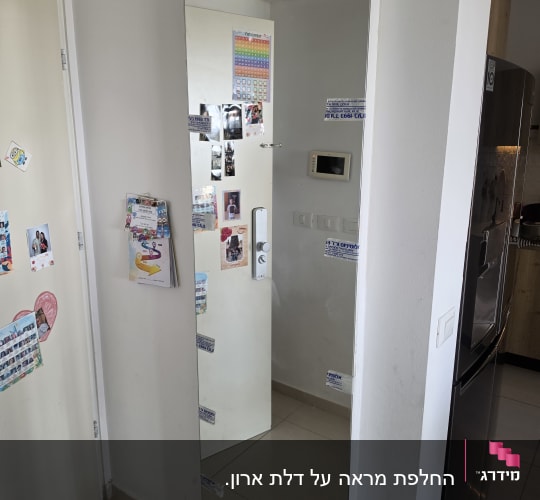מראה גדולה עם מדבקות על דלת